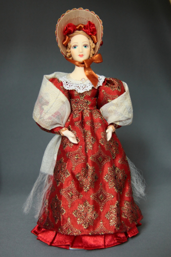 Кукла сувенирная фарфоровая. Барышня в летнем костюме с белым шарфом. 1830-е г. Петербург.