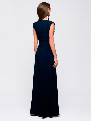 Темно-синее платье длины макси с глубоким декольте