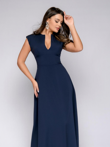 Темно-синее платье длины макси с глубоким декольте