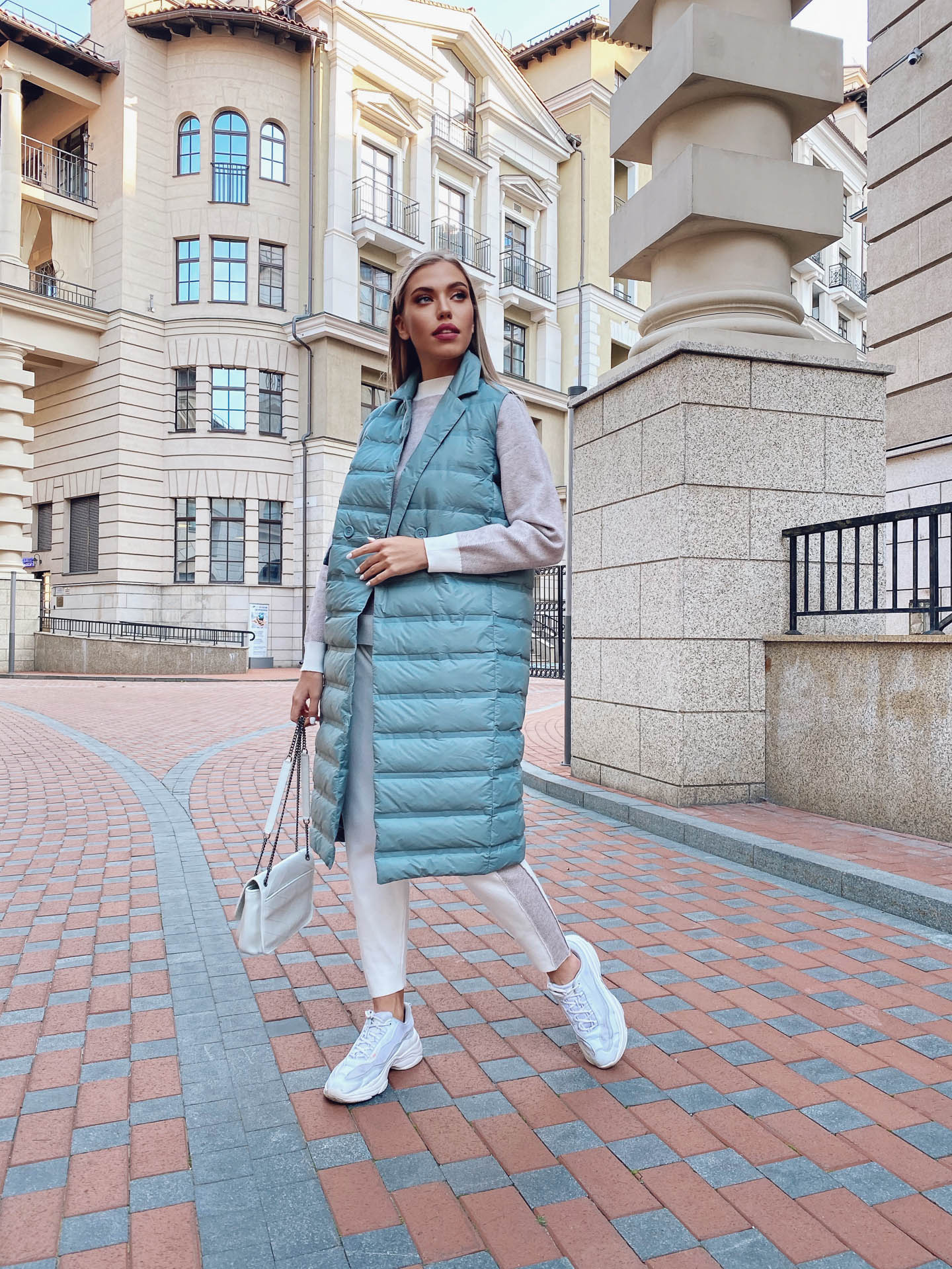 4500 р 12000 р Жилет женский 0333716618197_04; белый утиный пух/перо; светло-серый