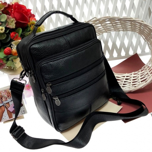 Мужская сумка Cochare формата А5 из мягкой натуральной кожи с ремнем через плечо чёрного цвета.