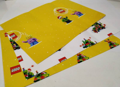 LEGO плотная фирменная упаковочная бумага - 3 листа с разными рисунками (2 желтых и 1 белый) с размерами каждого 80см на 60см. В вакуумной упаковке.
