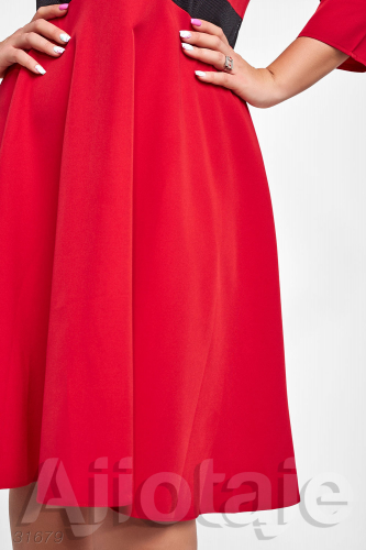 Элегантное красное платье с V-образным вырезом
