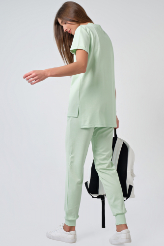 Костюм трикотажный легкий с футболкой и брюками зеленый
