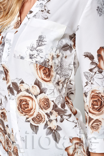 Блузка белого цвета с цветочным узором
