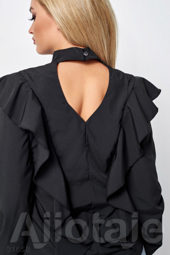 Черная блузка с V-образным вырезом и воланами