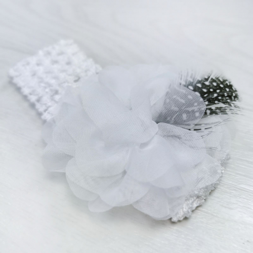 п1074-03 Повязка-резинка узкая с шифоновым цветком Перышко белая