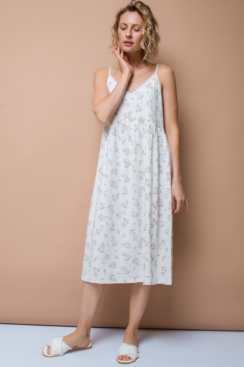 ребенок дарит маме. Sv mom. сорочка a7266422. мама и дочка. малыш и мама.