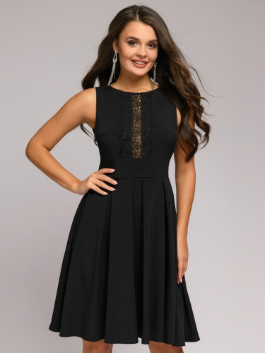 Платье черное длины мини без рукавов с кружевной вставкой