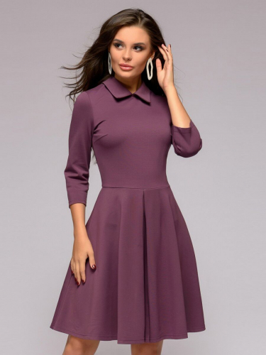 Платье цвета сливового вина длины мини с отложным воротником и складкой на юбке