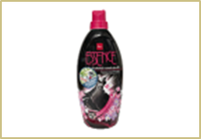 LION Thailand Essence Средство моющее жидкое для темного и черного белья с цветочным ароматом 960 мл