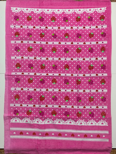 Розовое махровое полотенце с клубничками  №7643