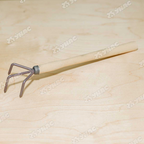 Рыхлитель 3-х зубый с деревянной ручкой Р-3-1(с) х25
