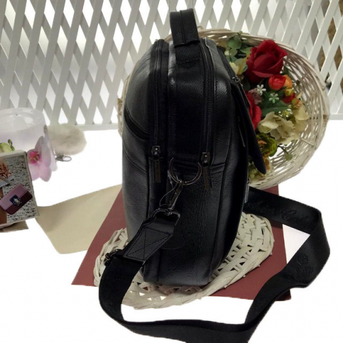 Мужская сумка Ariel Gobie формата А5 из мягкой натуральной кожи с ремнем через плечо кофейного цвета.