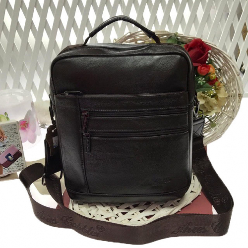 Мужская сумка Adore формата А5 из мягкой натуральной кожи с ремнем через плечо кофейного цвета.