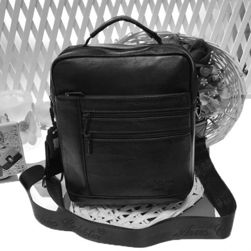 Мужская сумка Adore формата А5 из мягкой натуральной кожи с ремнем через плечо чёрного цвета.