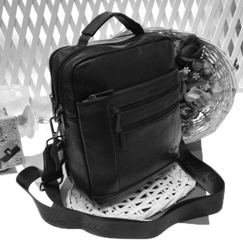 Мужская сумка Adore формата А5 из мягкой натуральной кожи с ремнем через плечо чёрного цвета.