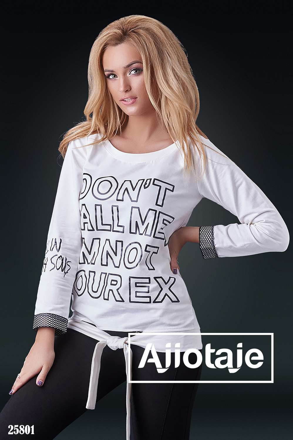 Двойка с белым лонгсливом в стиле casual
