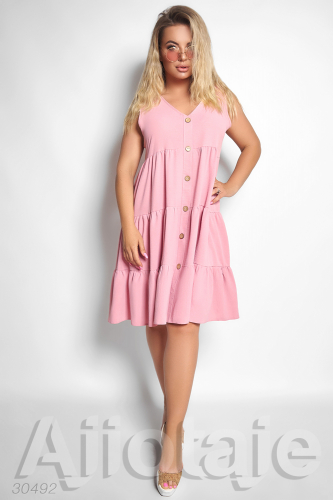 Розовое платье миди с декоративными пуговками