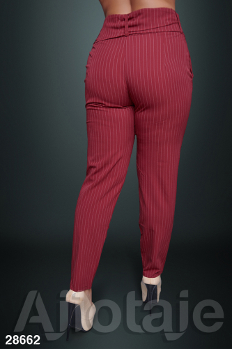 Зауженные брюки бордового цвета с пояском