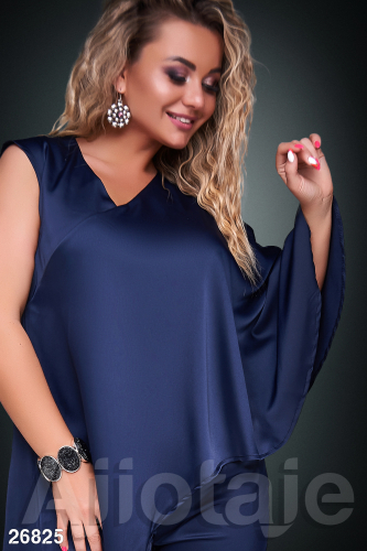 Костюм темно-синего цвета с асимметричной блузкой