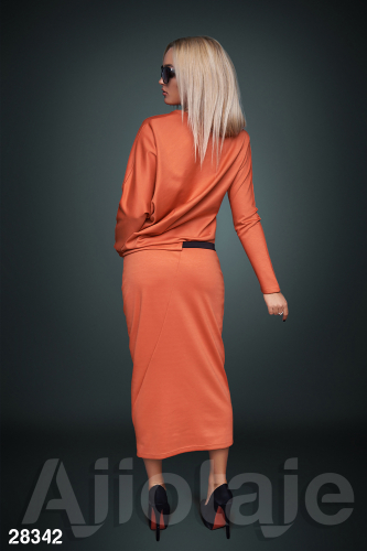 Платье макси оранжевого цвета с длинным рукавом