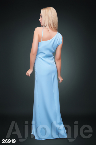 Платье голубого цвета с выразительным декольте
