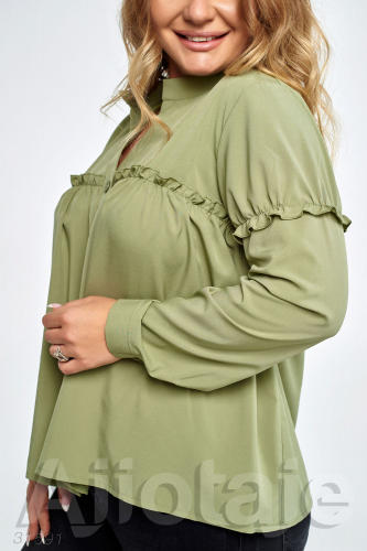 Блузка оливкового цвета с небольшой оборкой