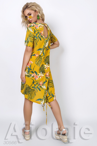 Платье горчичного цвета с тропическим принтом