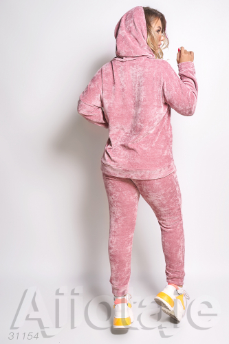 Розовый велюровый костюм в спортивном стиле