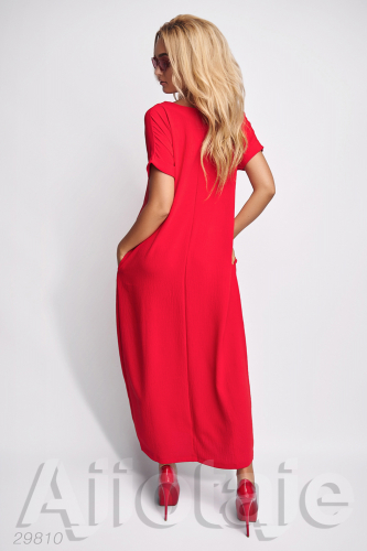 Платье красного цвета с кулоном