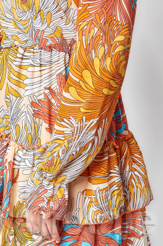 Шифоновое платье бежевого цвета с ярким узором