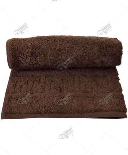 Коричневое махровое полотенце