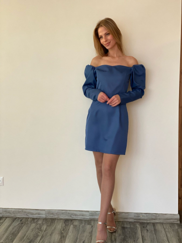 3436 Платье-мини с открытыми плечами синее