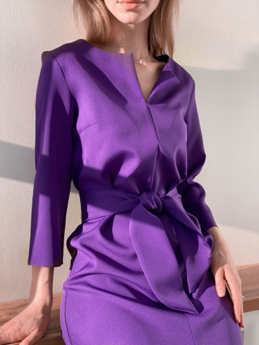 3691 Прямое платье с фигурным поясом фиолетовое