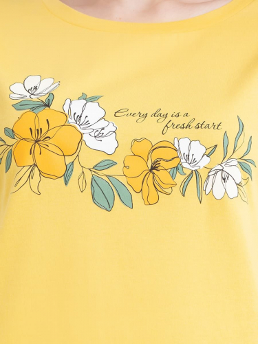 КОМПЛЕКТ ЖЕНСКИЙ (ДЖЕМПЕР, КАПРИ) 592300 желтый +цветочки на т.графите