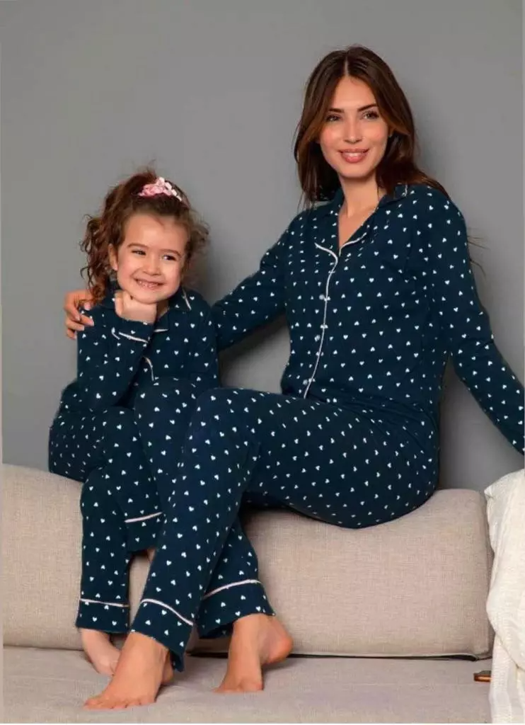 В сумме маме и дочке 28 лет. Черный пижама двойка. Мамочка в пижаме. Магазин спальные пижамы для мамы и ребенка. Пиджамы.