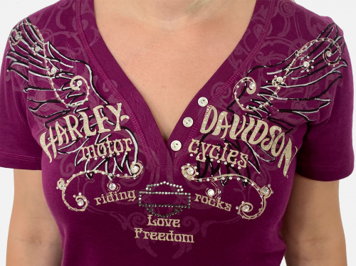 Сливовая женская футболка Harley-Davidson – изящное декольте с пуговичками и абстрактным лого-принтом №1141