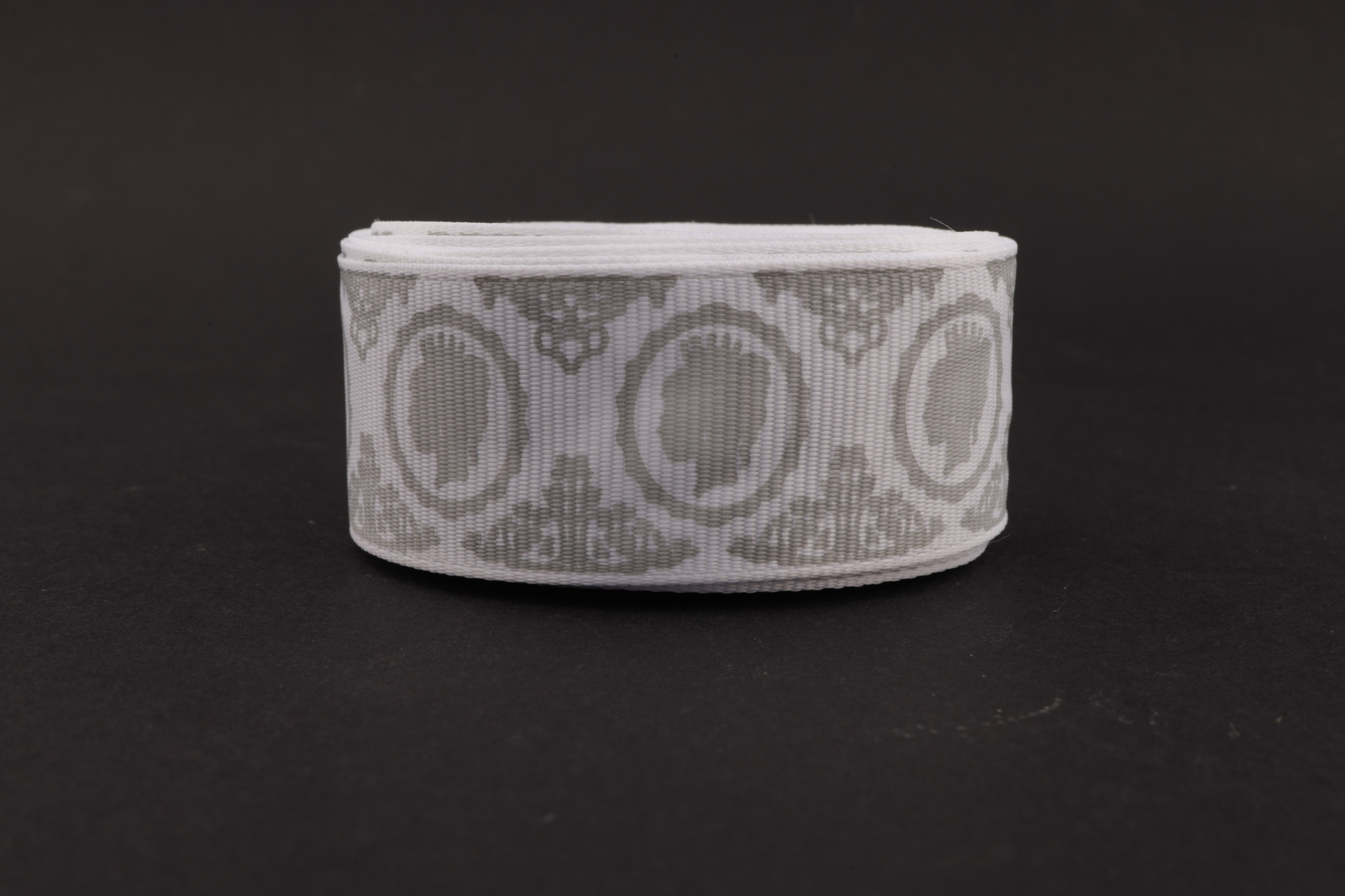 Репсовая лента белого цвета с рисунком