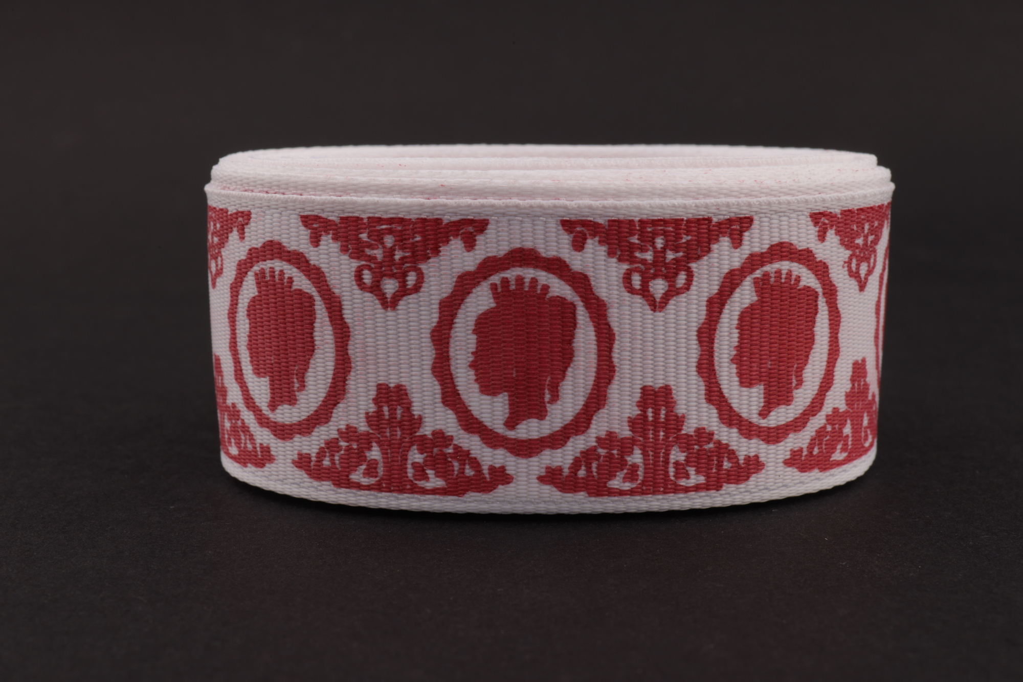 Репсовая лента белого цвета с рисунком