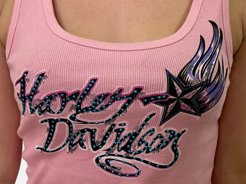 Розовая женская борцовка Harley-Davidson – глэм-рок стиль с принтом и акцентами из страз №1063