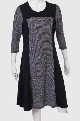 Черное платье с серыми вставками от бренда Marie Claire  - Модель с вертикальными вставками подойдет для создания образа в стиле кэжуал. №4499
