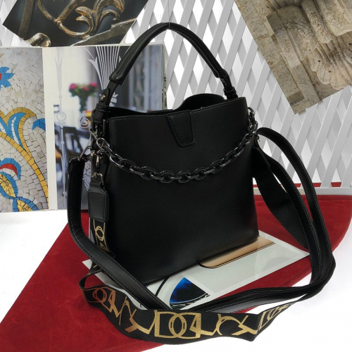 Классическая сумочка Beeze с ремнем через плечо из матовой эко-кожи чёрного цвета.