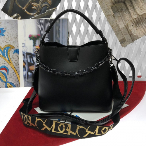 Классическая сумочка Beeze с ремнем через плечо из матовой эко-кожи чёрного цвета.
