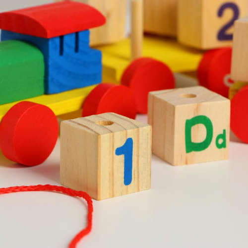 Детская развивающая игрушка «Паровоз с кубиками»