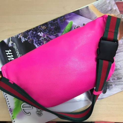 См. описание. Поясная сумочка Gamera из натуральной кожи премиум качества ярко розового цвета.