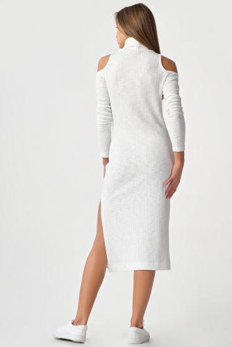 Платье-лапша с открытыми плечами и рукавами белое