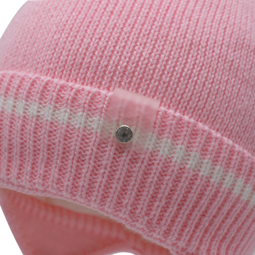 Шапка трехслойная с завязками, с белой полосой на подвороте, с силиконовым шевроном и белым ниточным помпоном. Цвет: розовый