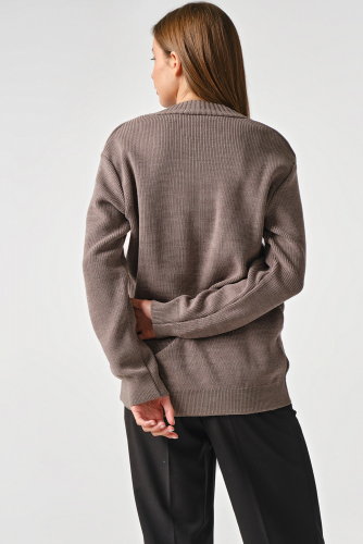 Пуловер вязаный свободный со спущенным плечом кофейный