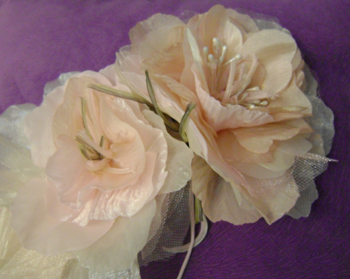 Пионовидная роза из вуали, фатина, крепа, тафты на зажимах